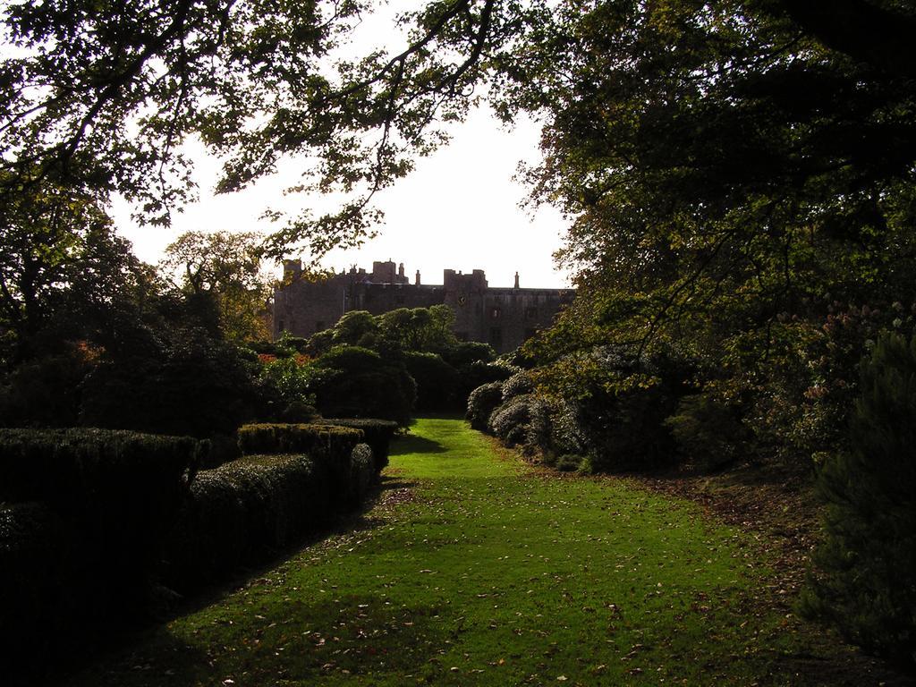 Muncaster Castle Coachman'S Quarters Panzió Ravenglass Kültér fotó