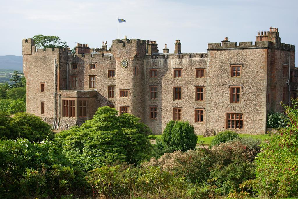 Muncaster Castle Coachman'S Quarters Panzió Ravenglass Kültér fotó